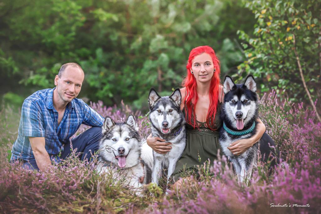Nordic Soulweavers Sabine und Stephan mit Hunden Nordic Soulweavers Sabine und Stephan mit Hunden